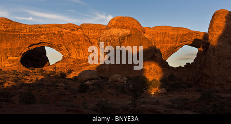 Abendlicht taucht die roten Felsformation von Norden und Süden Fenstern, Arches-Nationalpark, Utah, USA. Stockfoto