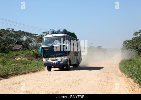 Lokaler Bus auf der Straße durch den Dschungel in der Nähe von Rurrenabaque, Beni Department, Bolivien Stockfoto