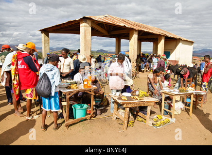 Antemoro Menschen kaufen und verkaufen Obst und Snacks an der wöchentlichen Zebu Markt in Ambalavao, Haute Matsiatra, S.E. Madagaskar Stockfoto