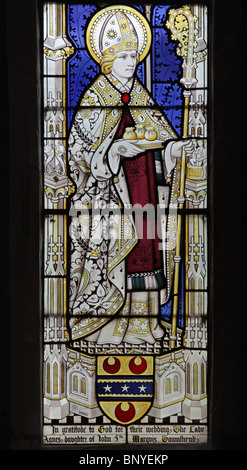 Ein Buntglasfenster von Geoffrey Webb, das den Heiligen Nikolaus darstellt Von Myra mit drei Säcken Gold und gekleidet wie Bischof von Myra Stockfoto
