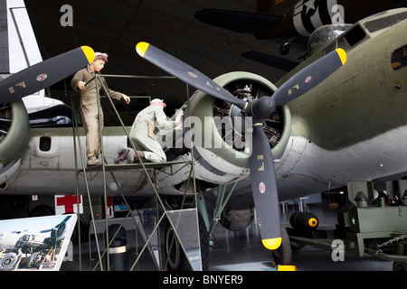 B-17 Flying Fortress Instandhaltung im Imperial War Museum Duxford, Cambridgeshire. Stockfoto