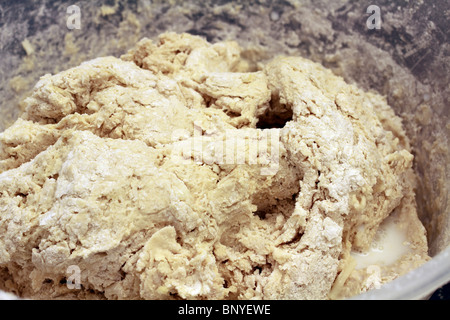 Käse-Scones - kneten den Teig machen Stockfoto