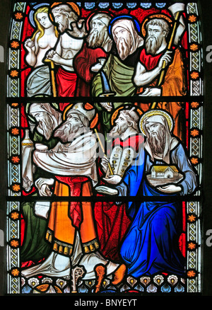 Ein Buntglasfenster von John Hardman Powell mit Figuren aus dem Alten und Neuen Testament, All Saints Church, Ladbroke, Warwickshire Stockfoto