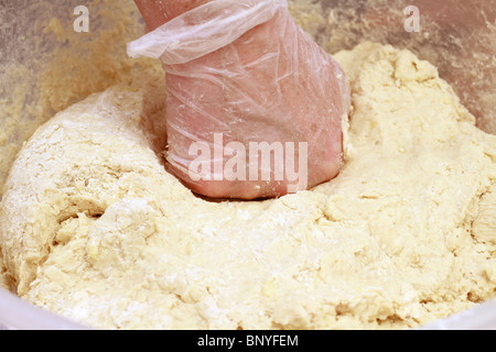 Käse-Scones - kneten den Teig machen Stockfoto