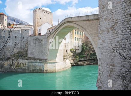 Berühmte alte Brücke in Mostar an einem sonnigen Wintertag. Stockfoto