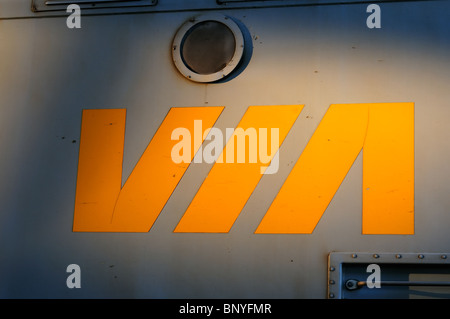 Via Rail Zug Logo an der Seite ein Personenzug Stockfoto