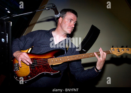 Jim Grimmond Bass-Gitarrist der Midnight Blues Band während der Dundee Blues Bonanza 2010 an der Capitol/Lloyds Bar, UK Stockfoto