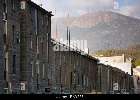 Die koloniale Architektur der Salamanca Place mit Mount Wellington hinter. Hobart, Tasmanien, Australien Stockfoto