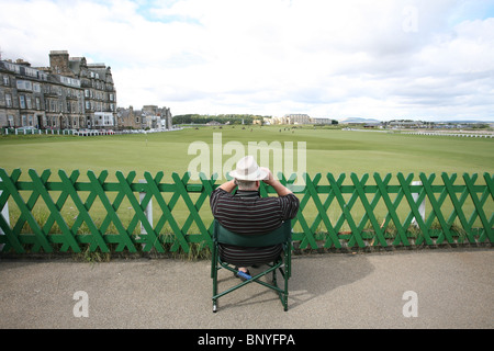 Ein Zuschauer Uhren Golf auf dem Old Course in St Andrews, weithin bekannt als "die Wiege des Golfsports". Foto: Jeff Gilbert Stockfoto