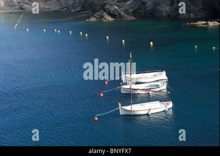 Angelboote/Fischerboote verankert mitten im Meer, Cadaques, Girona, Spanien. Stockfoto