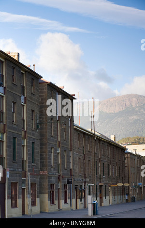 Die koloniale Architektur der Salamanca Place mit Mount Wellington hinter. Hobart, Tasmanien, Australien Stockfoto