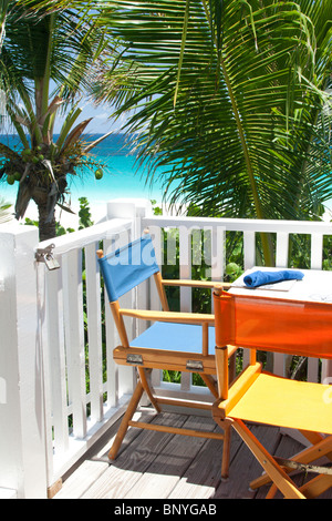 Eine Restaurantterrasse mit Blick auf Pink Sand Beach, Harbour Island, Bahamas. Stockfoto
