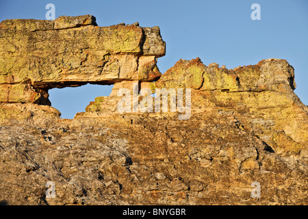 Die Fenster des Isalo, ein natürlich erodierten Loch in Sandsteinfelsen, fotografiert bei Sonnenuntergang. Isalo Nationalpark, SW Madagaskar Stockfoto