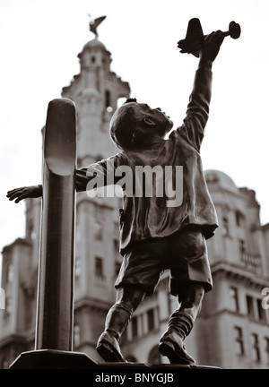 Statue eines jungen mit einem Spielzeug-Flugzeug in der unserer Dame und Str. Nicholas Church Garten.  Im Hintergrund ist das Leber-Gebäude.  Die Statue Comemerates Liverpudleans verstorbenen im Blitz.  Bildhauer: Tom Murphy Stockfoto