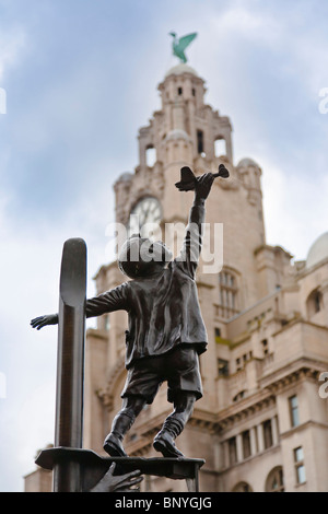 Statue eines jungen mit einem Spielzeug-Flugzeug in der unserer Dame und Str. Nicholas Church Garten.  Im Hintergrund ist das Leber-Gebäude.  Die Statue Comemerates Liverpudleans verstorbenen im Blitz.  Bildhauer: Tom Murphy Stockfoto