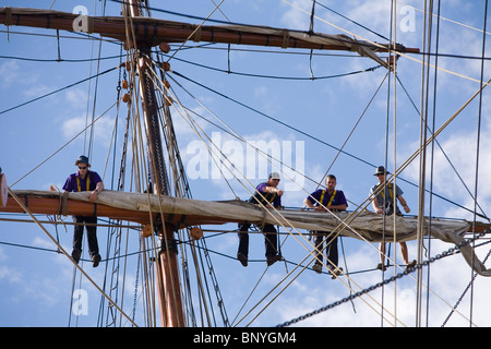 Matrosen am Mast eines traditionellen Segelschiffes, während die Wooden Boat Festival.  Hobart, Tasmanien, Australien Stockfoto