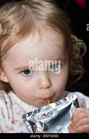 Vorschule-Kleinkind Saft durch einen Strohhalm zu trinken Stockfoto