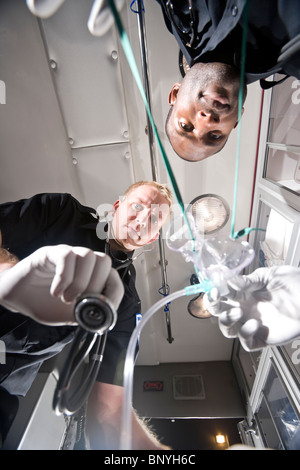 Multi-ethnischen Sanitäter im Krankenwagen Arbeiten aus Patientenperspektive Stockfoto