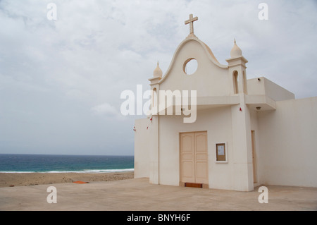 Kapverdische Inseln, Sao Vicente, Mindelo (aka Porto Grande). Küstennahen Dorf von Salamansa. Kleinen Ortskirche. Stockfoto