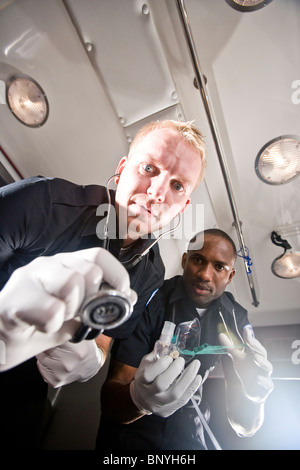 Multi-ethnischen Sanitäter im Krankenwagen Arbeiten aus Patientenperspektive Stockfoto