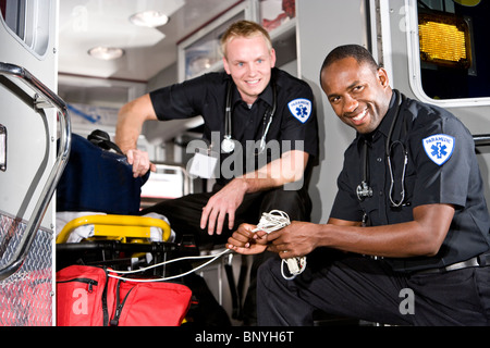 Afrikanische amerikanische Sanitäter auf der Rückseite Krankenwagen mit Mitarbeiter Stockfoto