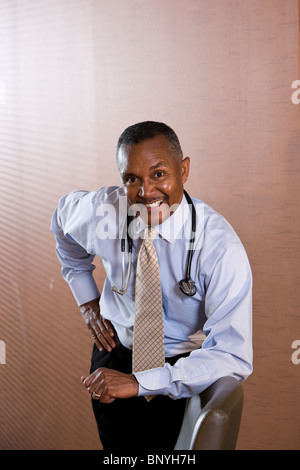 Porträt des mittleren Alters afroamerikanische männlichen Arzt Stockfoto