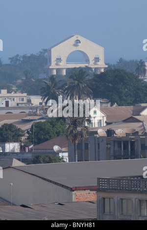 Afrika, Gambia. Hauptstadt von Banjul. Bogen 22, 114-Fuß hohen Torbogen gedenkt unblutigen Militärputsch vom 22. Juli 1994. Stockfoto