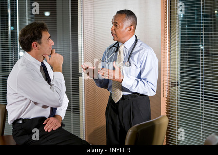 Zwei Mediziner im Gespräch im Büro Stockfoto