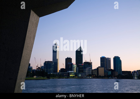 Ansicht von Perth und den Swan River unterhalb der Narrows Bridge. Perth, Western Australia, Australien. Stockfoto