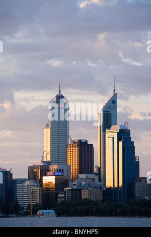 Blick über den Swan River, die Skyline der Stadt in der Dämmerung. Perth, Western Australia, Australien. Stockfoto