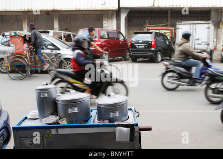 Foodstall auf dem Bürgersteig in Bandung, Indonesien. Hausierer und Foodstall auf dem Bürgersteig sind ein alltäglicher Anblick. Stockfoto