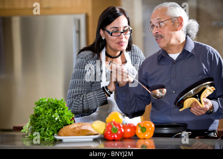 Senior-Hispanic Mann und Erwachsenen Tochter in Küche Stockfoto