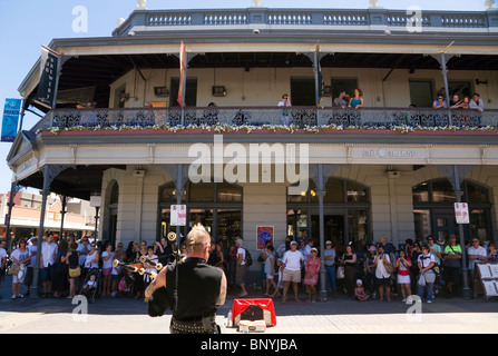 A Street Performer unterhält das Publikum.  Fremantle, Western Australia, Australien. Stockfoto