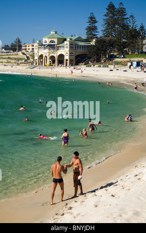 Schwimmer und Sonnenanbeter am Cottesloe Beach. Perth, Western Australia, Australien. Stockfoto