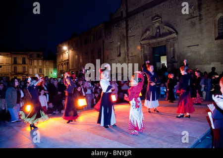 Arles, Frankreich, Feria 'Bullfighting Festival' Andalusische Frauen, die auf der Bühne Flamenco-Tanz in Kostümentanz, Gruppentanz im Freien Menschen Stockfoto