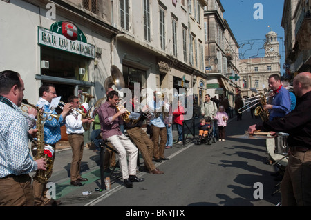 Arles, Frankreich, große Menschenmenge, „Stierkampffestival“ einheimische Musiker spielen auf der Straße in der Altstadt, Panorama Stockfoto