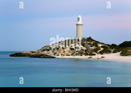 Blick entlang Pinky Beach Bathurst Lighthouse in der Abenddämmerung. Rottnest Island, Western Australia, Australien. Stockfoto