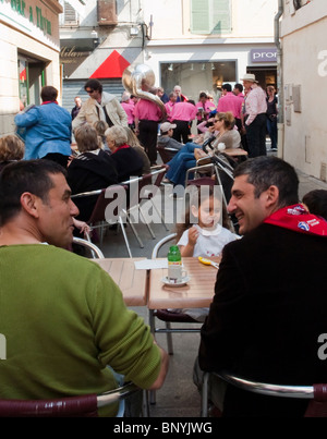 Arles, Frankreich, Junge Familie mit Kindern trinken in der lokalen Bar „Stierkampffestival“ Musiker spielen, Festivals mit der Familie Stockfoto