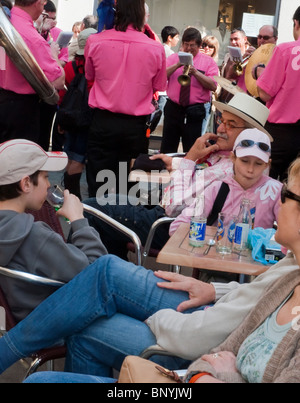 Arles, Frankreich, junge Familie mit Kindern das Trinken in der Bar, während der stierkampf Festival, Straße Musikern, Publikum Strasse Ort Stockfoto