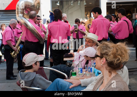 Arles, Frankreich, Crowd People, Familie mit Kindern am Cafe Table, beim Bullfighitng Festival, lokale Musiker spielen auf der Straße in der Stadt, Feiertage Spaß, bunte Straßenmusiker frankreich Stockfoto