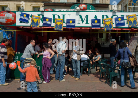 Arles, Frankreich, Menge Touristen trinken in lokalen Bar auf der Straße in der Stadt, während der Stierkampf Festival Stockfoto