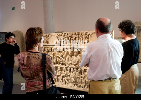 Gruppentouristen besuchen Arles Archäologisches Museum, Reiseleiter erklärt antike Objekte, Begräbnisschatulle, historische Feiertage, antike Zivilisationskunst, musée Départemental arles Antique Stockfoto