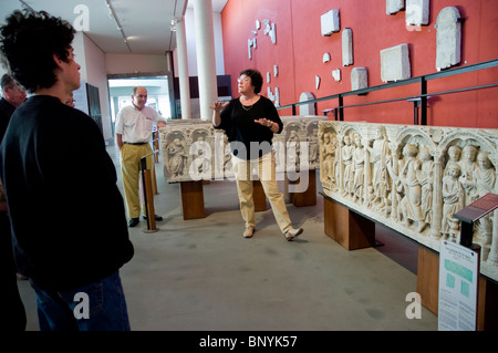 Touristen, die das Archäologische Museum von Arles besuchen, Reiseleiter, der Ausstellungsgegenstände erklärt, Begräbnisschatulle, historische Feiertage, Kunst der antiken Zivilisation, museum Département arles Antique Stockfoto