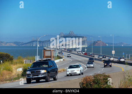 Die Richmond-San Rafael Bridge gesehen von San Quentin, Kalifornien Stockfoto