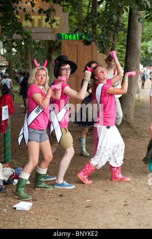 Schicke Kleiderhalter beim Latitude Festival 2010, Henham Park, Suffolk, England. Stockfoto