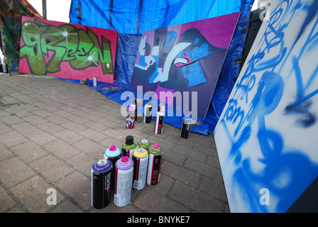 Werkzeuge und Spraydosen für Graffiti workshop Stockfoto
