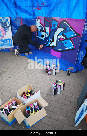 Werkzeuge und Spraydosen auf Graffiti workshop Stockfoto