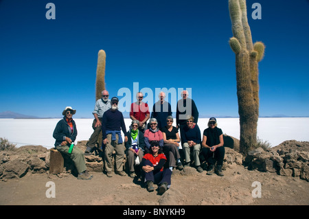Reisegruppe mit Kaktus Trichocereus nomenklatorisches Echinopsis Atacamensis auf der Isla de Los Pescadores, Salar de Uyuni, Bolivien. Stockfoto
