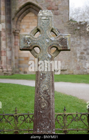 Keltisches Kreuz markieren Grab im Friedhof Friedhof in Bolton Priory Wharfedale Yorkshire Dales UK Stockfoto