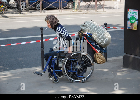 behinderte Frau in Boulevard Raspail, 6. Arr-Paris Frankreich Stockfoto